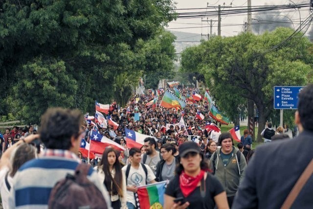 Şili’de Gabriel Boric ve Sokak Mukavemetlerinin Seçim Başarısı: Şili Neoliberalizmin Beşiğiyse, Mezarı da Olacaktır! Silinin San Antonio sehrinde 2019 tarihli bir ogrenci protestosu