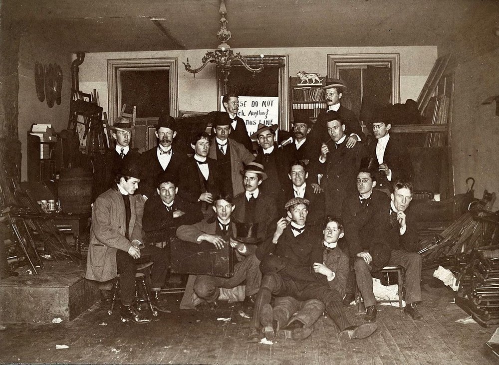 Ashcan Okulu sanatcilari arkadaslari John French Sloanin Philadelphia Studyosunda 1898 min