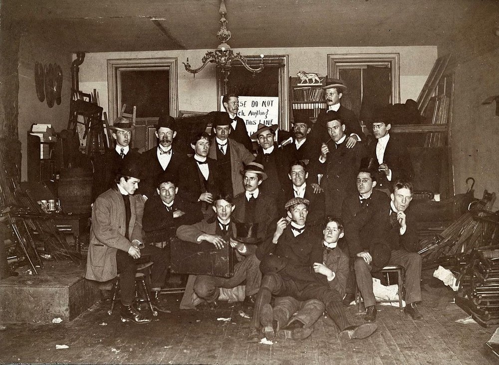 Kent Yaşamının Gerçekçi Ressamları: Ashcan Okulu ve Sekizli Ashcan Okulu sanatcilari arkadaslari John French Sloanin Philadelphia Studyosunda 1898 min