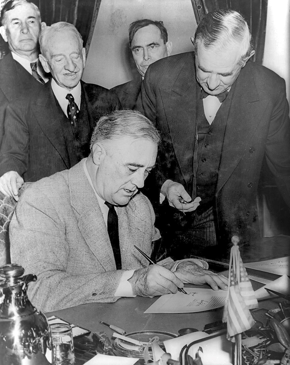 Amerika Birleşik Devletleri’nde “Kızıl Tehlike”nin Tarihi Roosevelt Nazi Almanyasina savas ilani bildirisini imzaliyor
